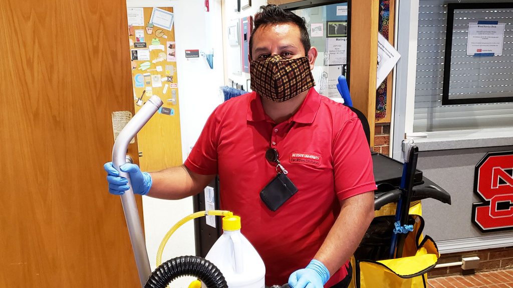 哈维尔洛佩兹NC大学管家戴面罩