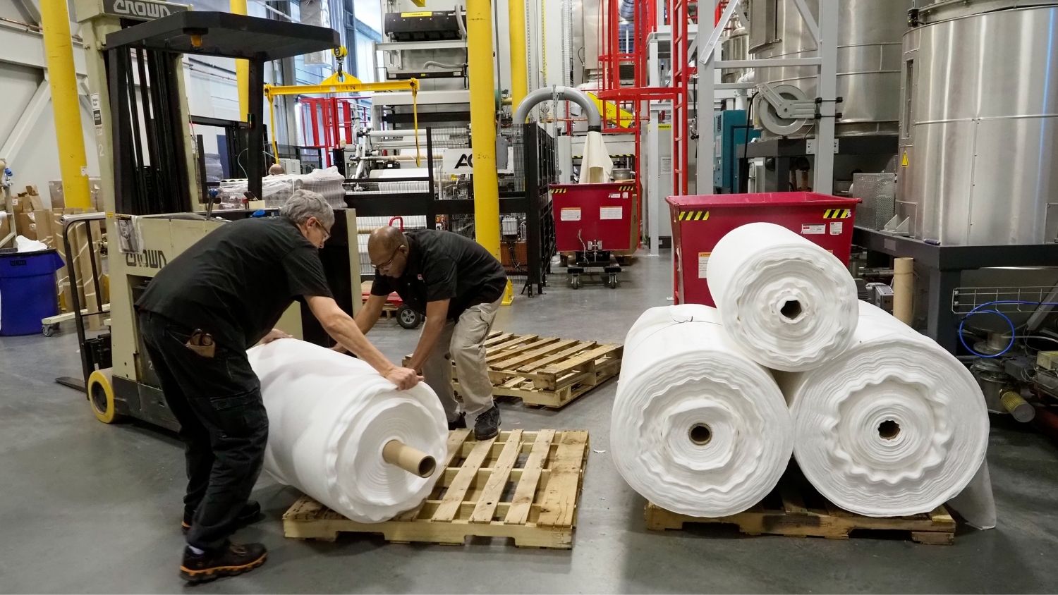 NWI致力于其熔喷和纺粘非织造布生产设施和专业知识，生产专门设计的面料，可交付给美国制造商组装口罩。