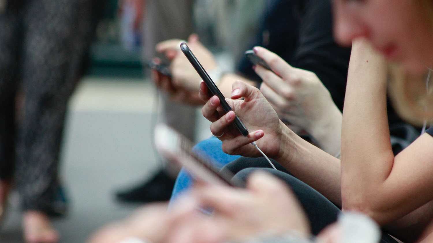 人们在看他们的智能手机