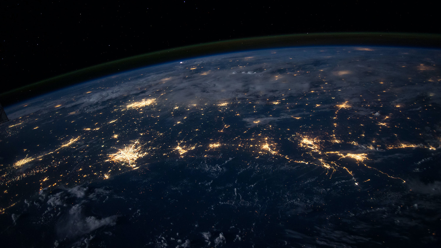 卫星图像显示了来自太空的城市灯光