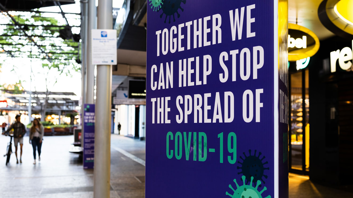 标语上写着“我们可以一起帮助阻止covid-19的传播”