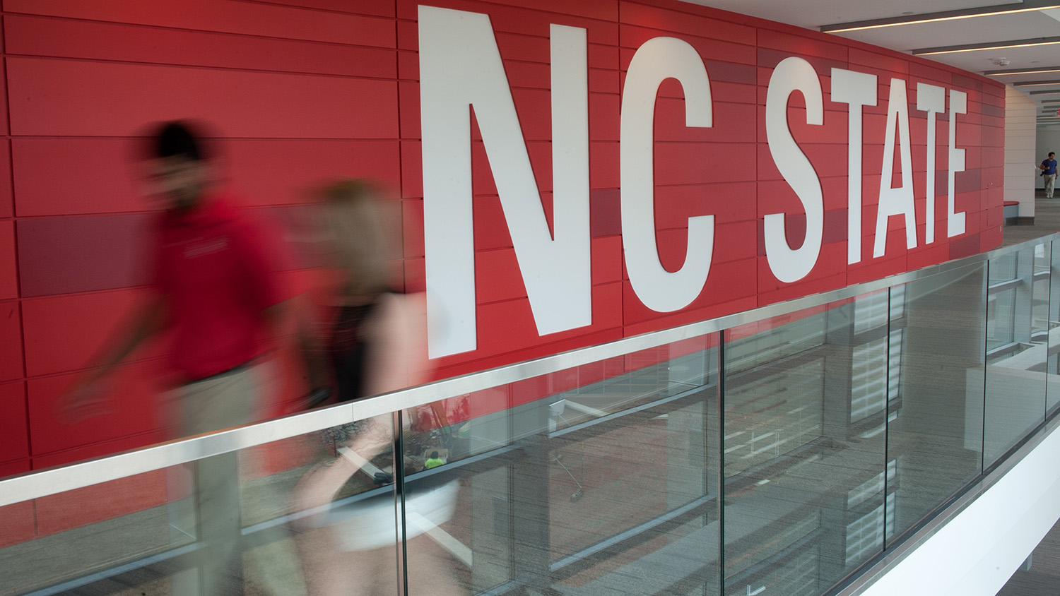 学生们穿过塔利学生会