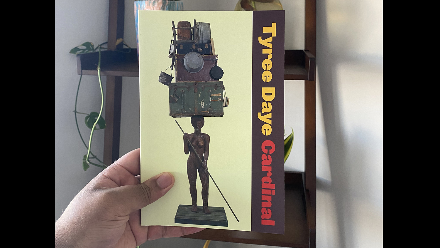 一只手举起Tyree Daye的第二诗歌系列，红衣主教副本。