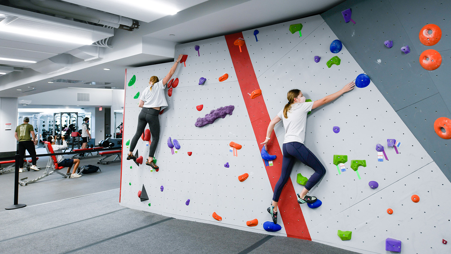 人们在健康和娱乐中心和卡马赫勒健身房攀登一个新的模块化墙。