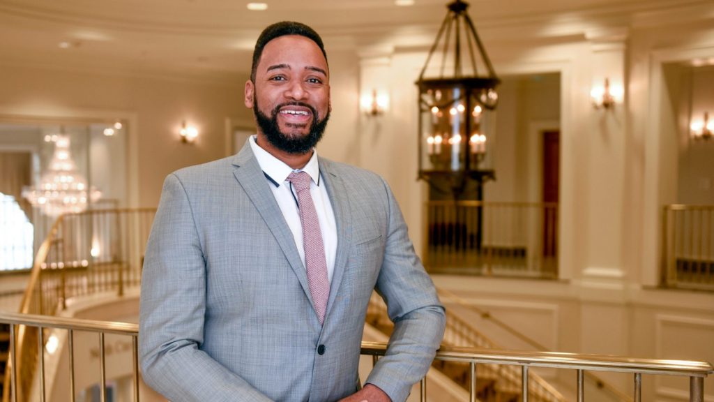 Tony Caravano在楼梯前摆姿势