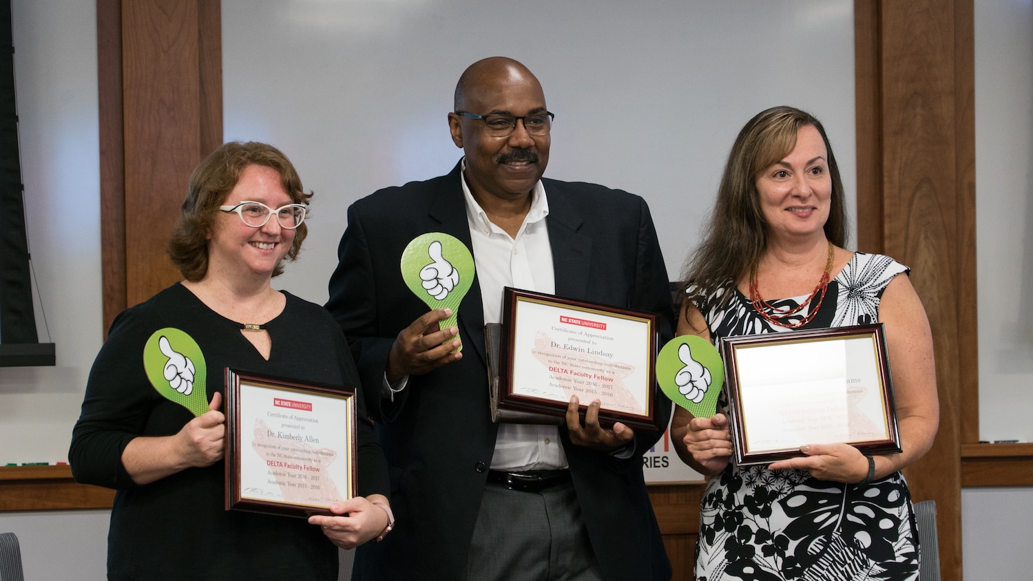 包括Maria Gallardo-Williams(最右边)在内的三名教员持有德尔塔教员研究员项目的结业证书。