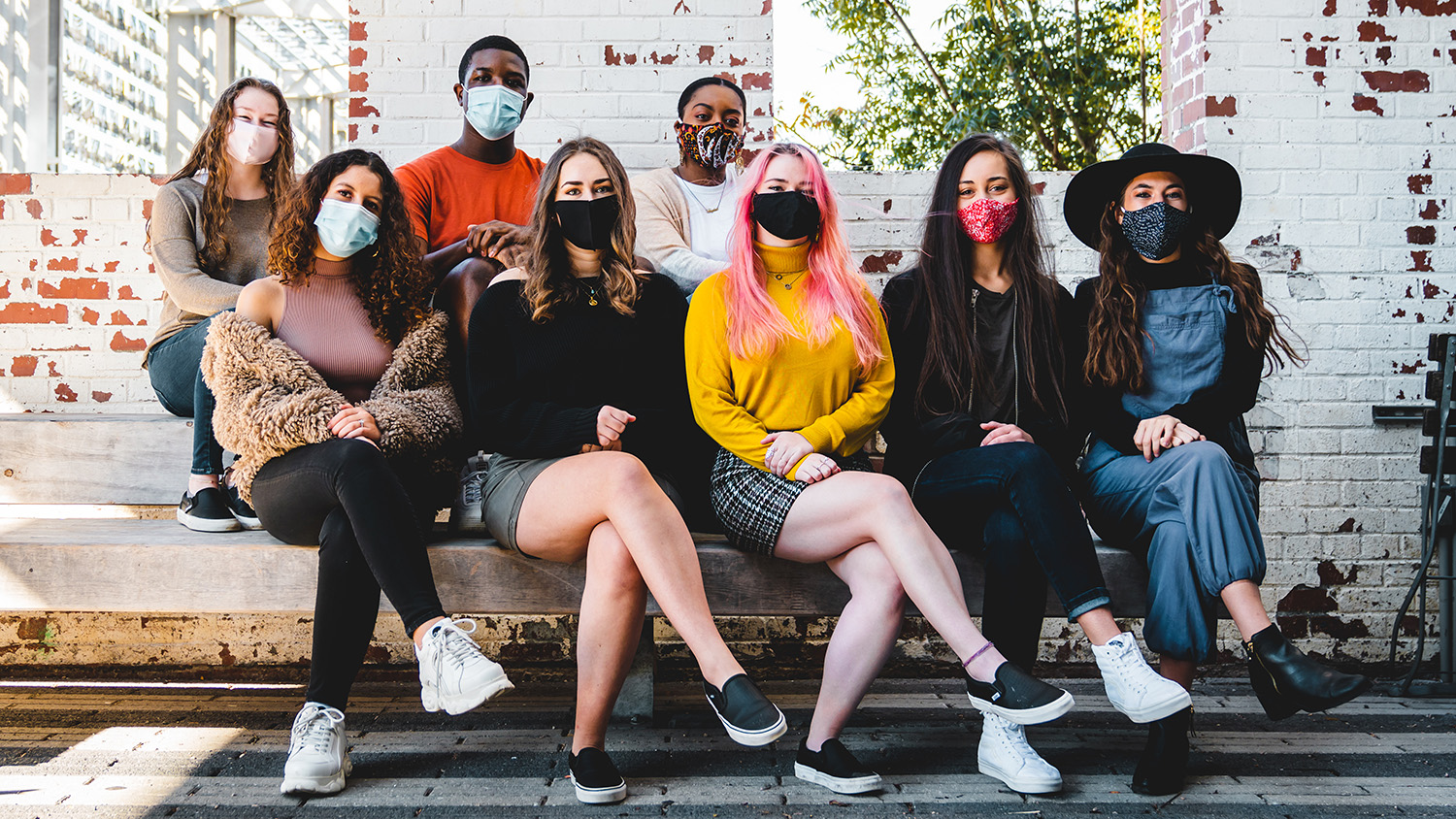 来自Fusion舞蹈团的8名学生戴着防护面罩的合影