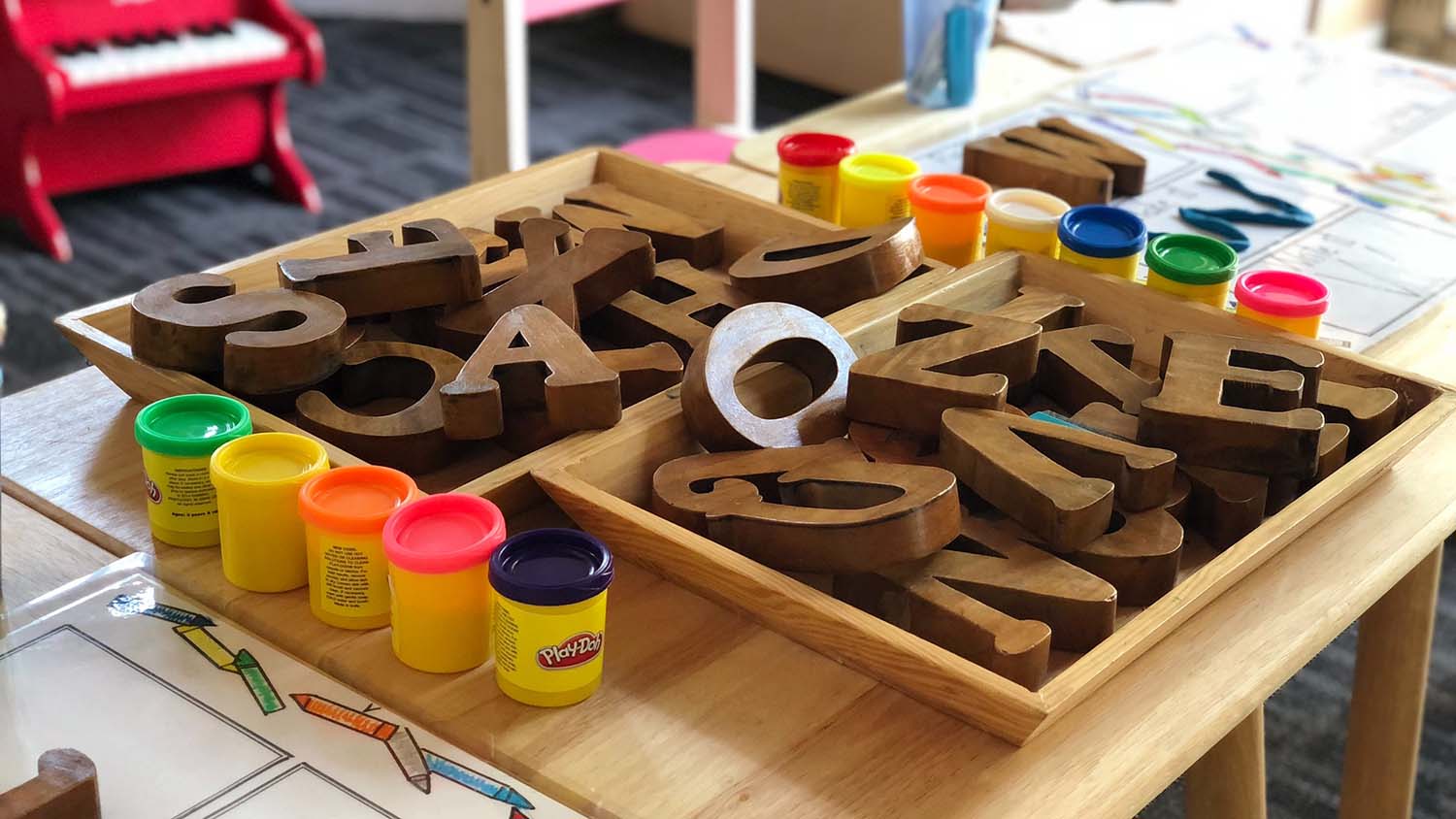 幼儿园教室里的益智玩具