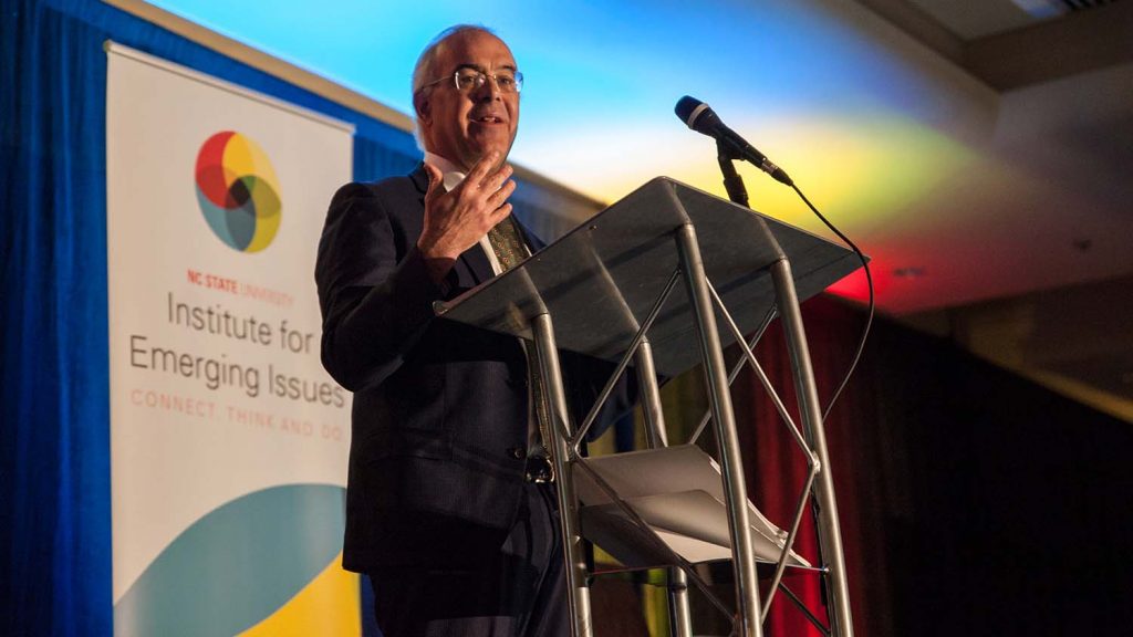 大卫·布鲁克斯在讲台上。