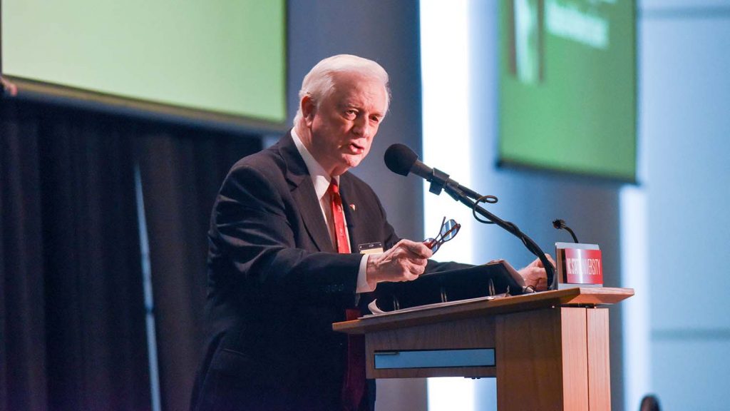 亨特州长在讲台上。