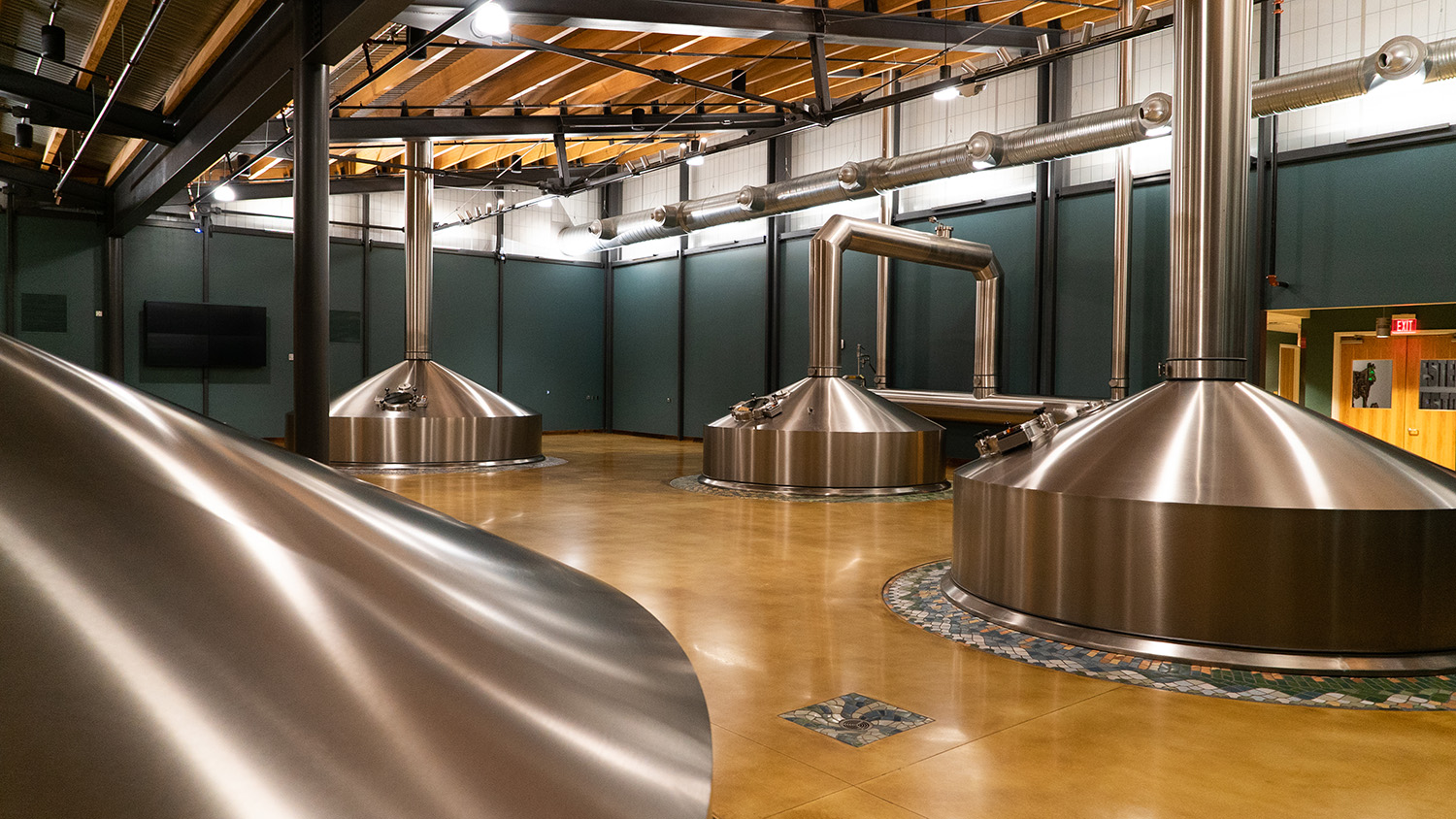 新比利时位于北卡罗来纳州阿什维尔的啤酒厂内的钢罐