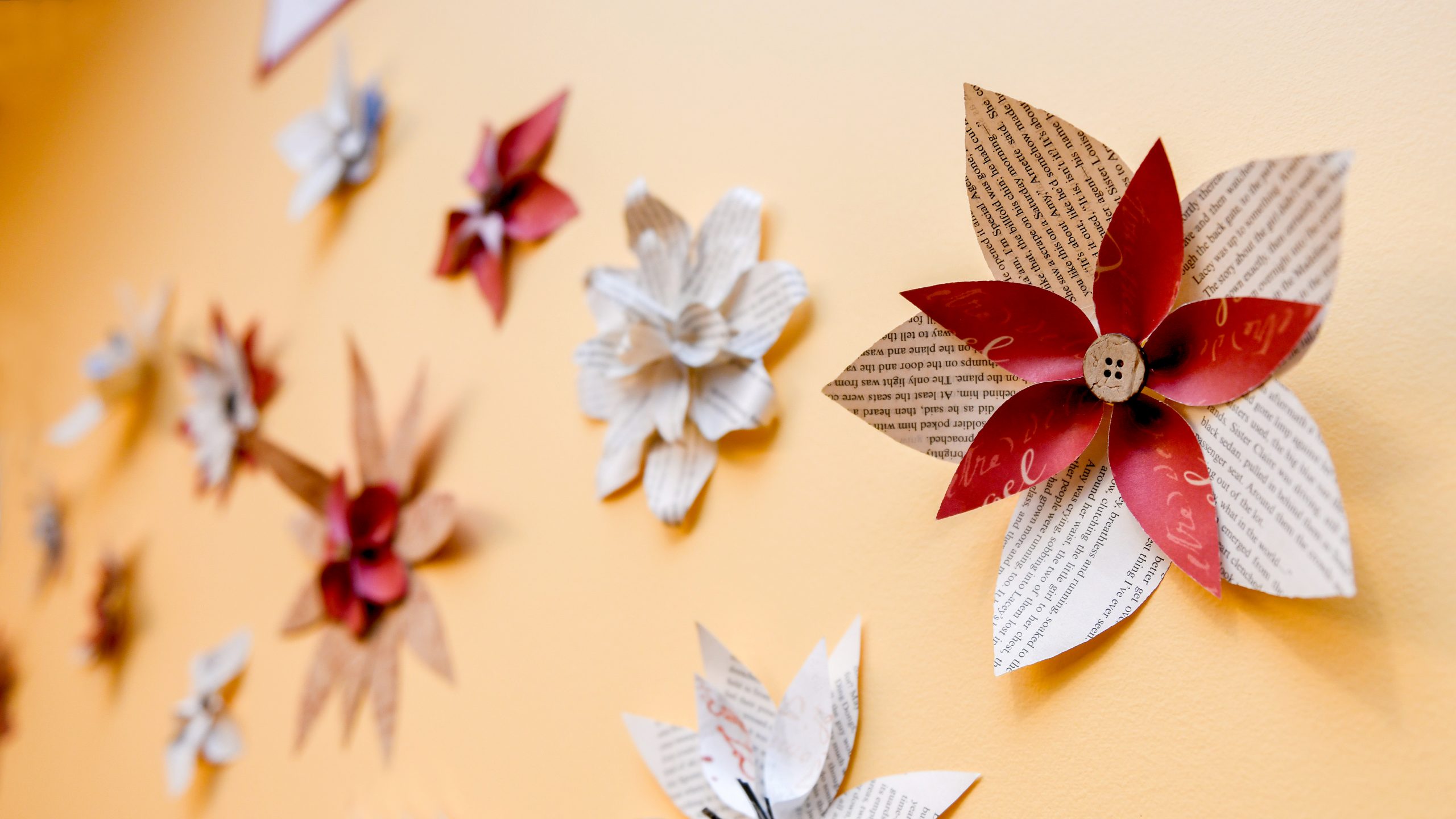 在墙壁上的纸花在妇女的中心。