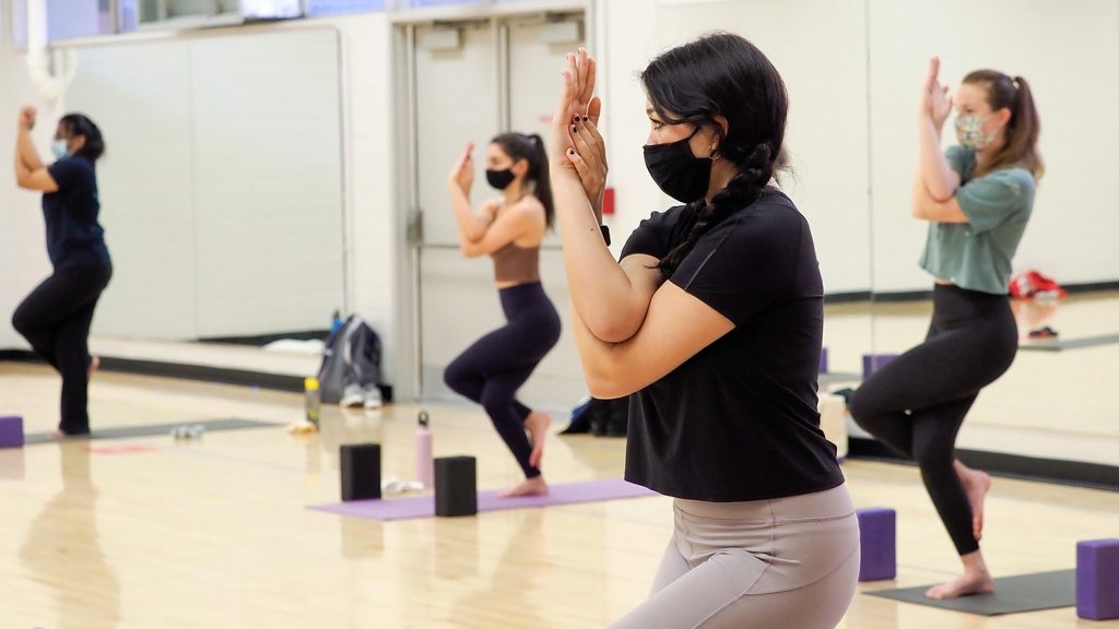 学生们双手交叉放在面前摆姿势。