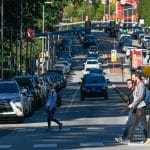 学生们走过希尔斯伯勒街的人行横道。