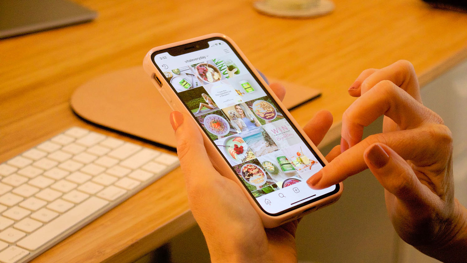 有人在浏览社交媒体动态