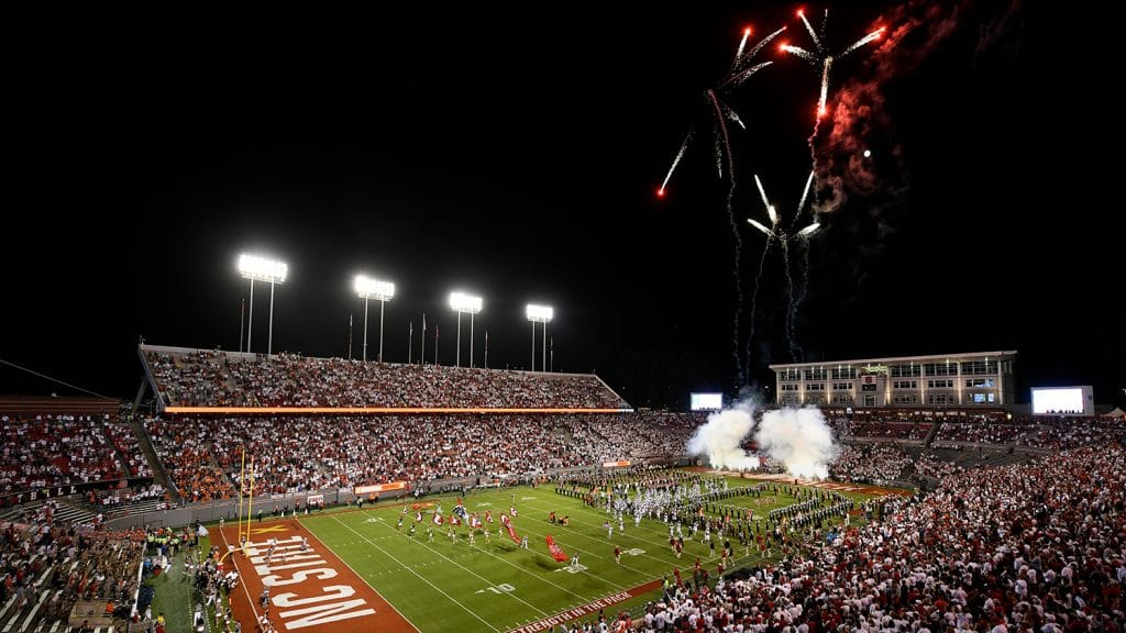 在北卡州立大学的一场晚间足球比赛中，烟花照亮了天空。
