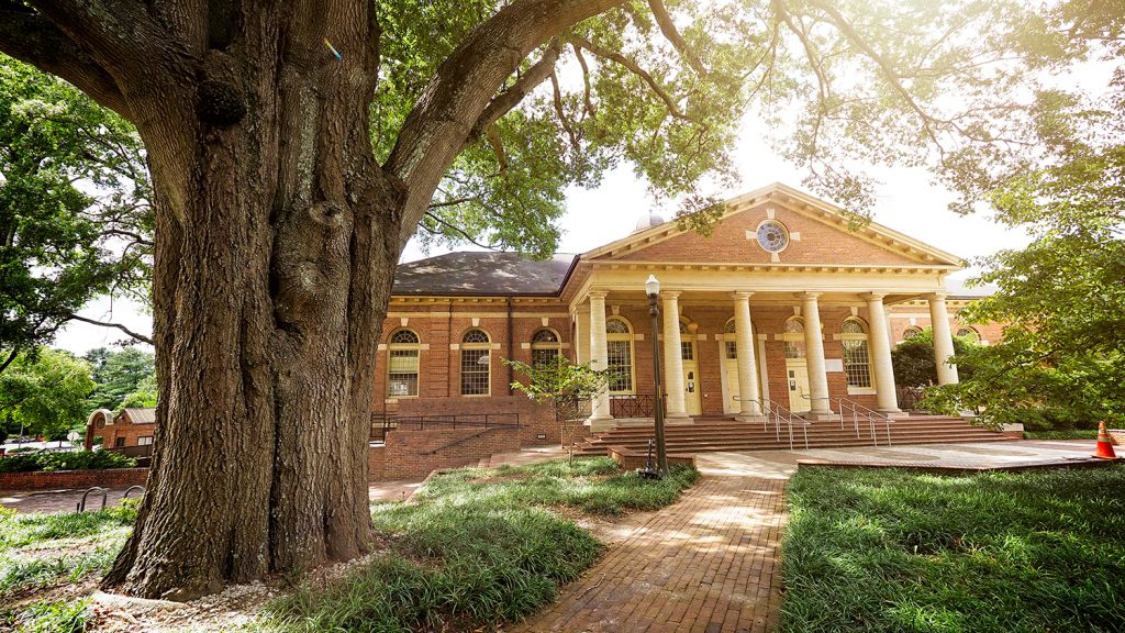 北卡罗来纳州立大学校园里阳光普照的庭院。