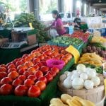 五颜六色的水果和蔬菜在州农夫的市场上排行了一个室外的向量。