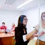 在合作空间里，学生们在白板上一起工作。