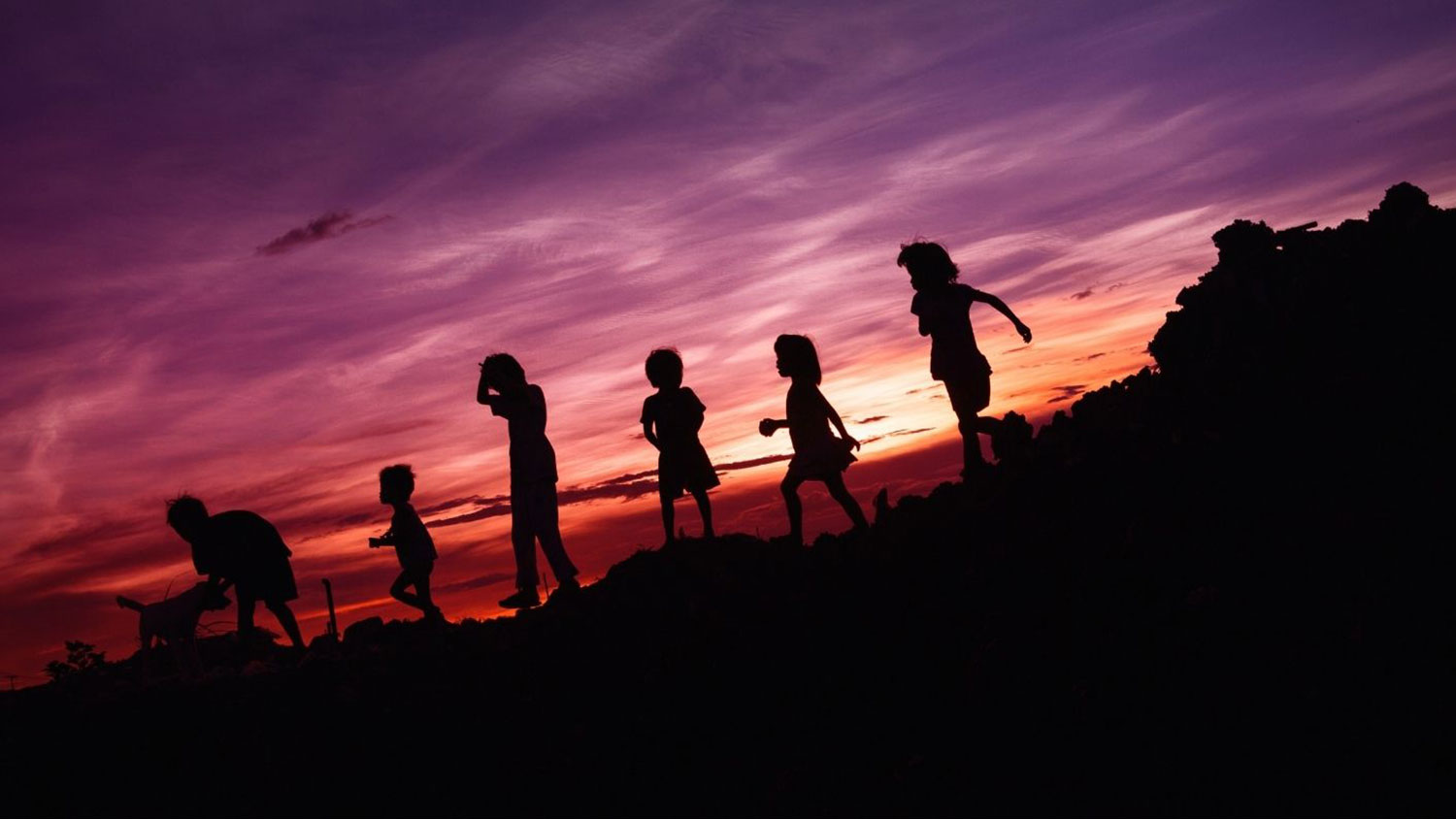 孩子们在夕阳下玩耍