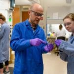 学生和教授在实验室中检查了一个样品。