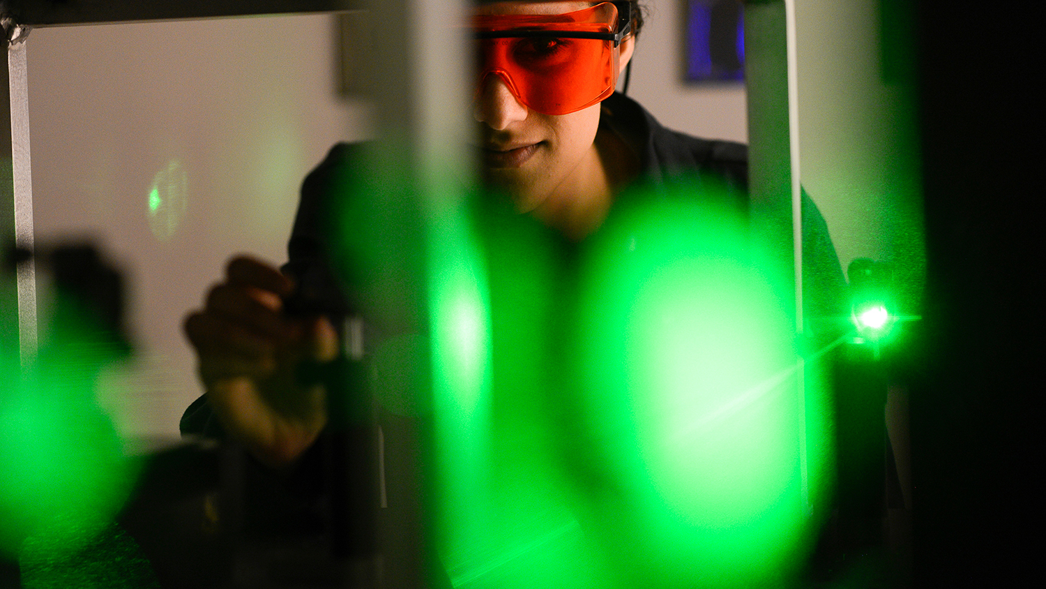 在化学实验室工作的学生。