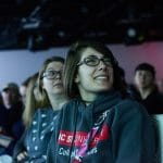 人们看看在数据可视化实验室的墙壁上投射的图像。