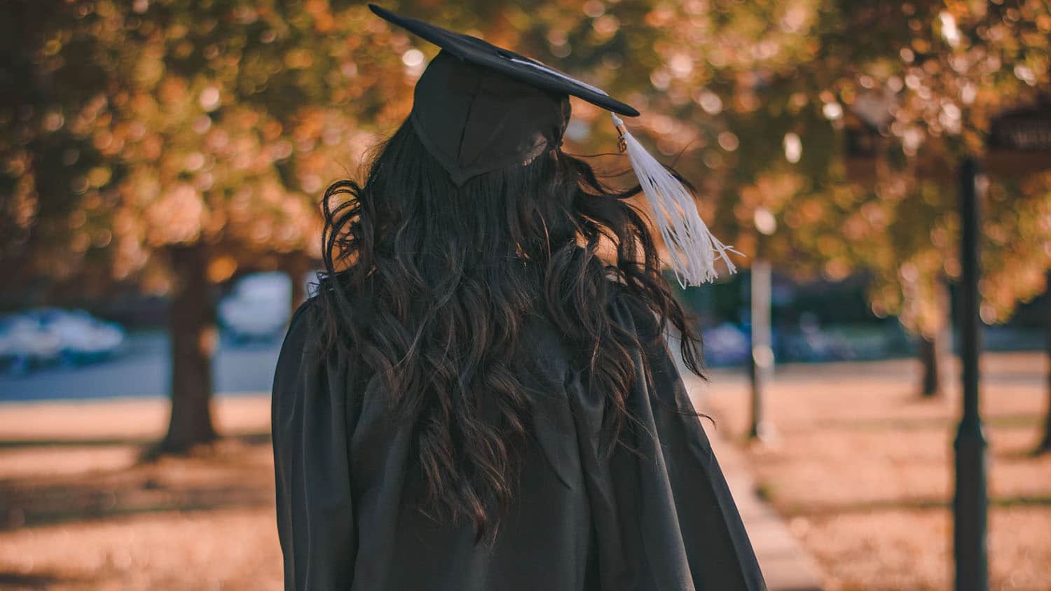 大学毕业生走路