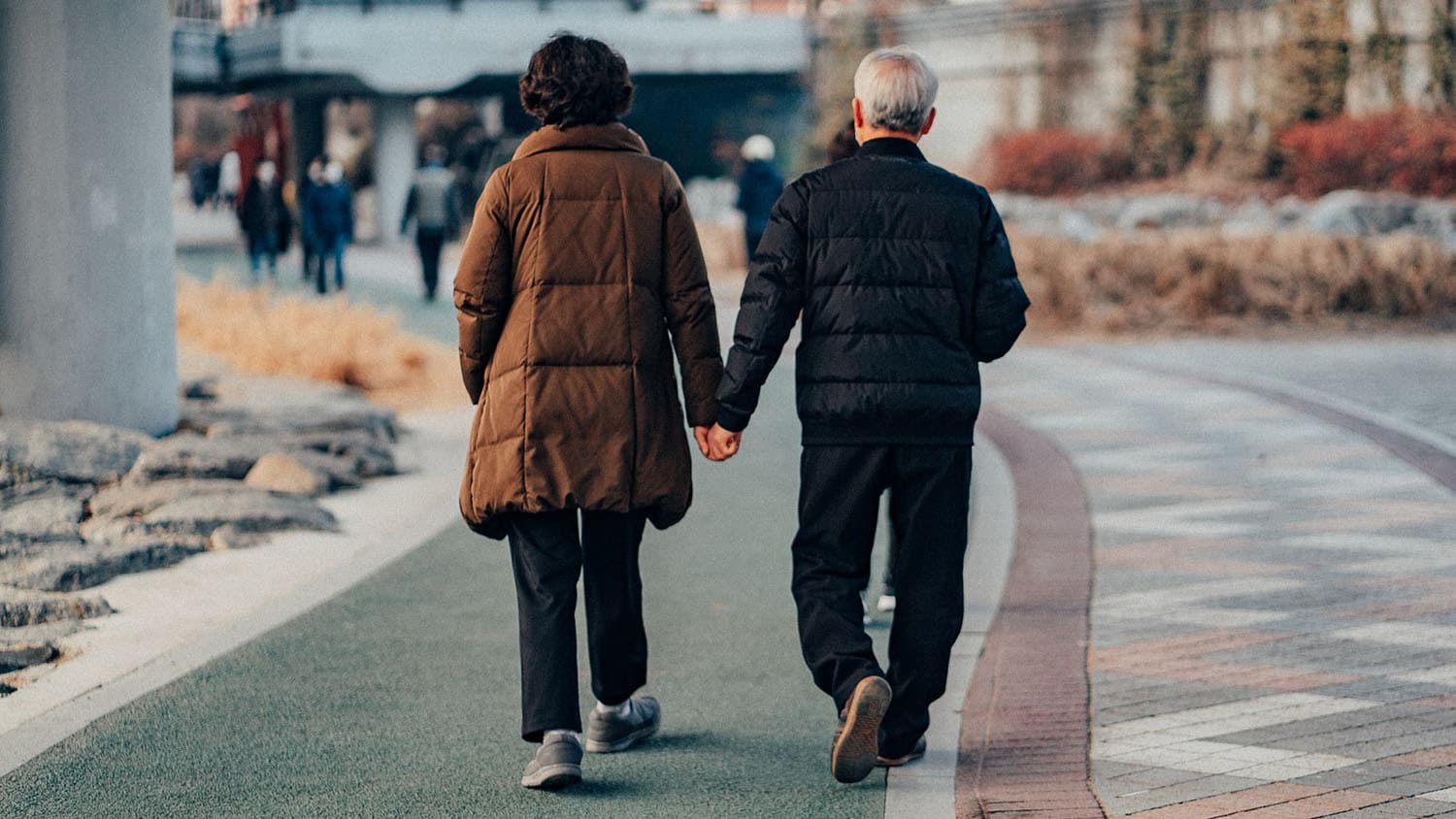 一对年龄较大的夫妇走在街上