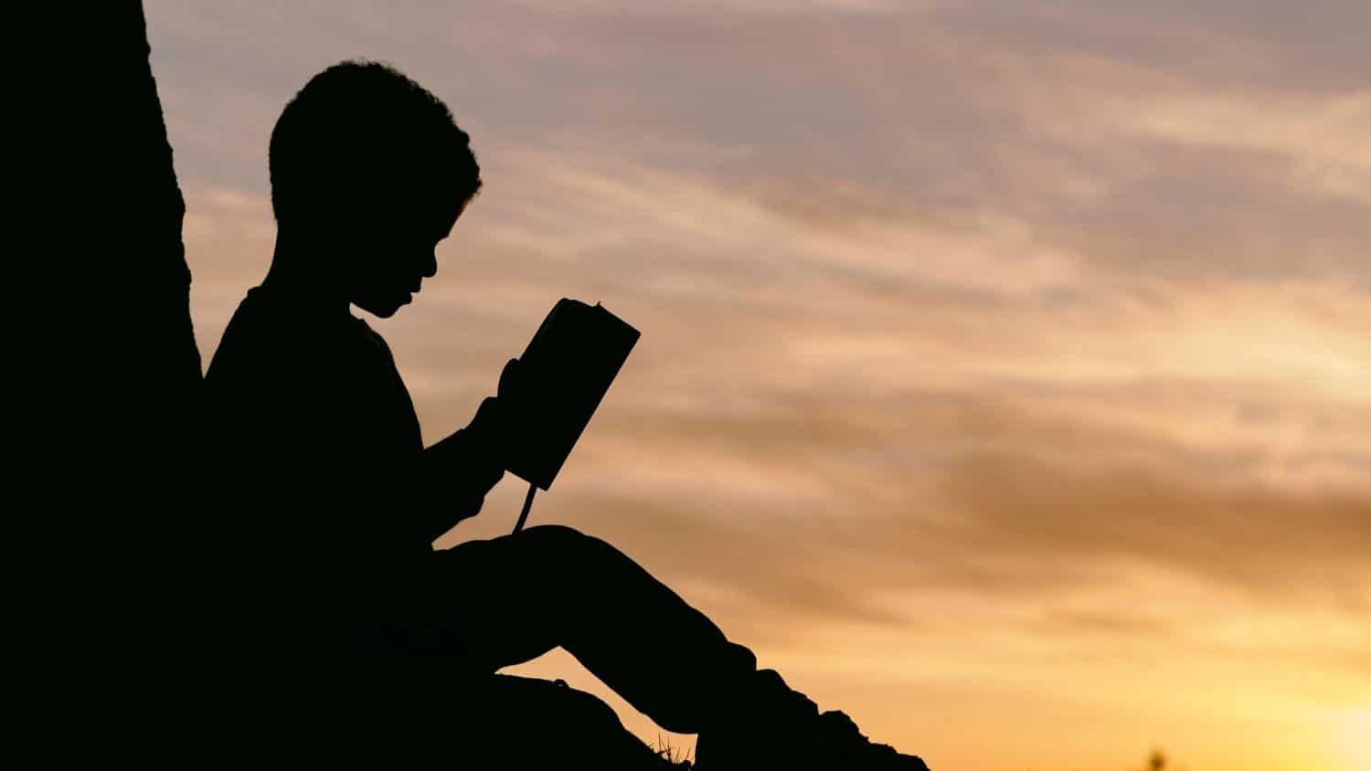 孩子在日落时阅读。