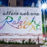 一种彩色壁画，读到“所有人都受到欢迎。罗利n.c.”