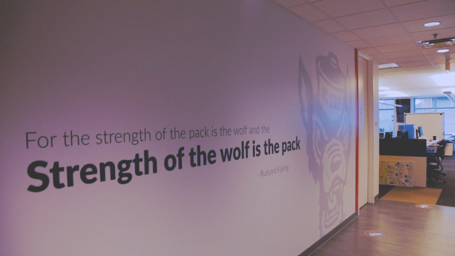 LexisNexis办公室走廊上的一幅壁画，上面写着“因为狼群的力量就是狼，狼的力量就是狼群”