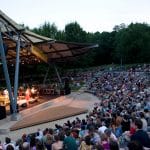 一群人在北卡罗来纳艺术博物馆看着一个户外音乐会。