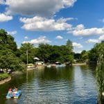 一个家庭在普伦公园的脚踏船上。