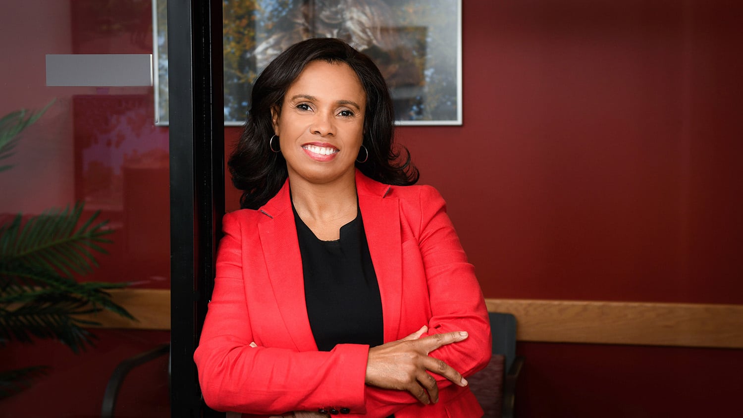 玛丽威廉姆斯坐在她的桌子在人力资源。