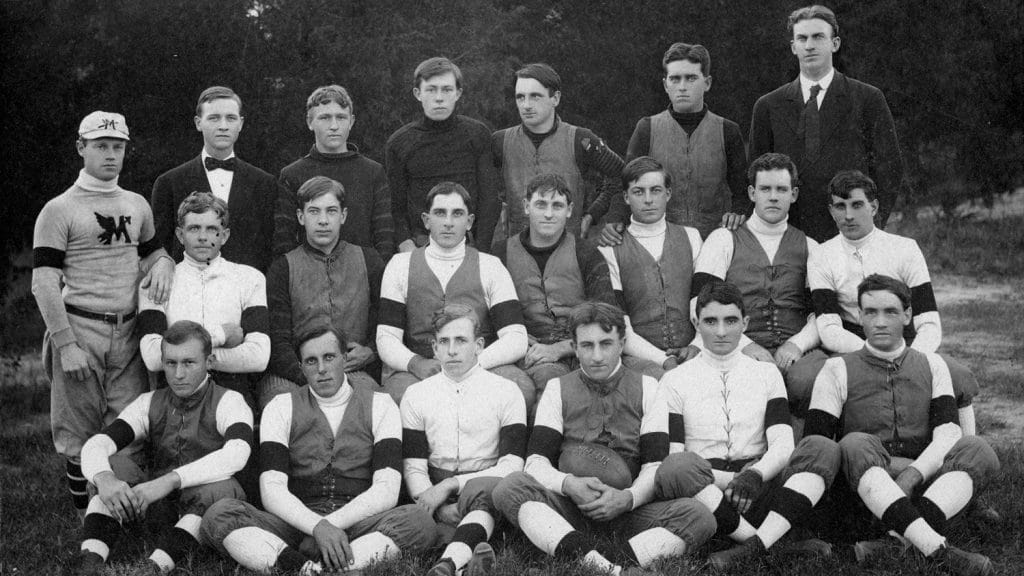 在1907年的varsity团队照片中，汤普森坐在前排与足球。Sykes是右边的下一个球员。