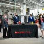 美国交通部长皮特·布蒂吉格和美国第一绅士道格·埃姆霍夫参观北卡罗莱纳州百年校园的设施。