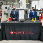 美国交通部长皮特·布蒂吉格和美国第一绅士道格·埃姆霍夫参观北卡罗莱纳州百年校园的设施。