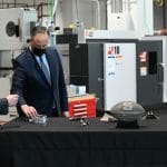 美国交通部长皮特·布蒂吉格和美国第一绅士道格·埃姆霍夫参观北卡罗莱纳州百年校园的设施。