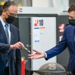 美国交通部长皮特·布蒂吉格和美国第一绅士道格·埃姆霍夫参观北卡罗莱纳州百年校园的设施。