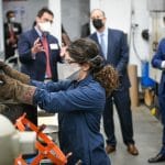 美国交通部长皮特·布蒂吉格和美国第一绅士道格·埃姆霍夫参观北卡罗莱纳州百年校园的设施。