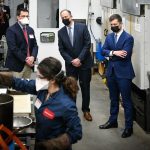 美国交通部长皮特·布蒂吉格和美国第一绅士道格·埃姆霍夫参观北卡罗莱纳州百年校园的设施。