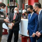 美国交通部长皮特·布蒂吉格和美国第一绅士道格·埃姆霍夫参观北卡罗莱纳州百年校园的设施。