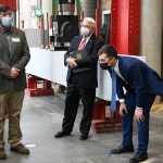 美国交通部长皮特·布蒂吉格和美国第一绅士道格·埃姆霍夫参观北卡罗莱纳州百年校园的设施。