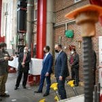 美国交通部长皮特·布蒂吉格和美国第一绅士道格·埃姆霍夫参观北卡罗莱纳州百年校园的设施。