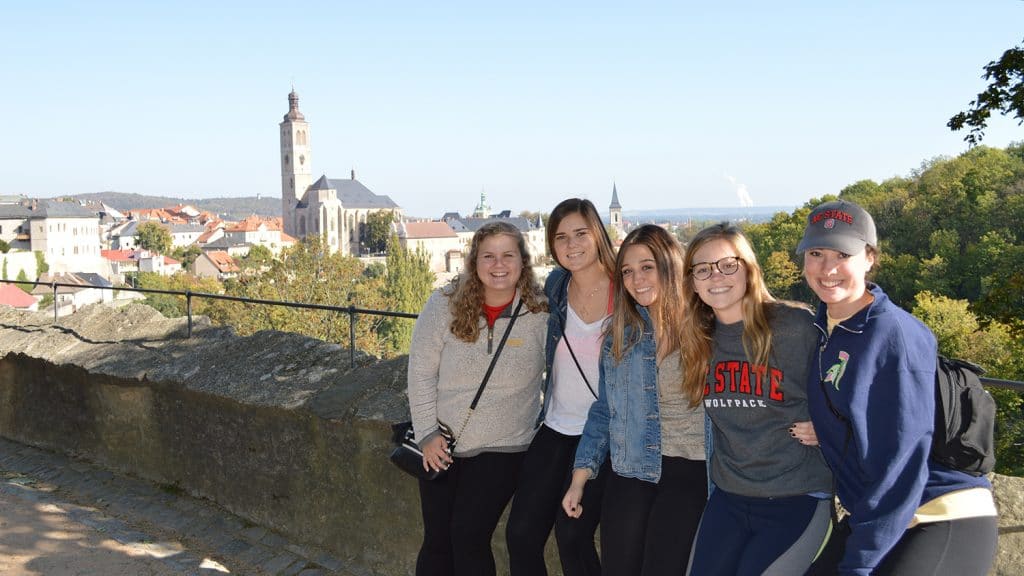 Sarah Phillips和另外四个NC州立学生拍一张照片俯瞰捷克共和国库特纳霍亚圣詹姆斯教堂。