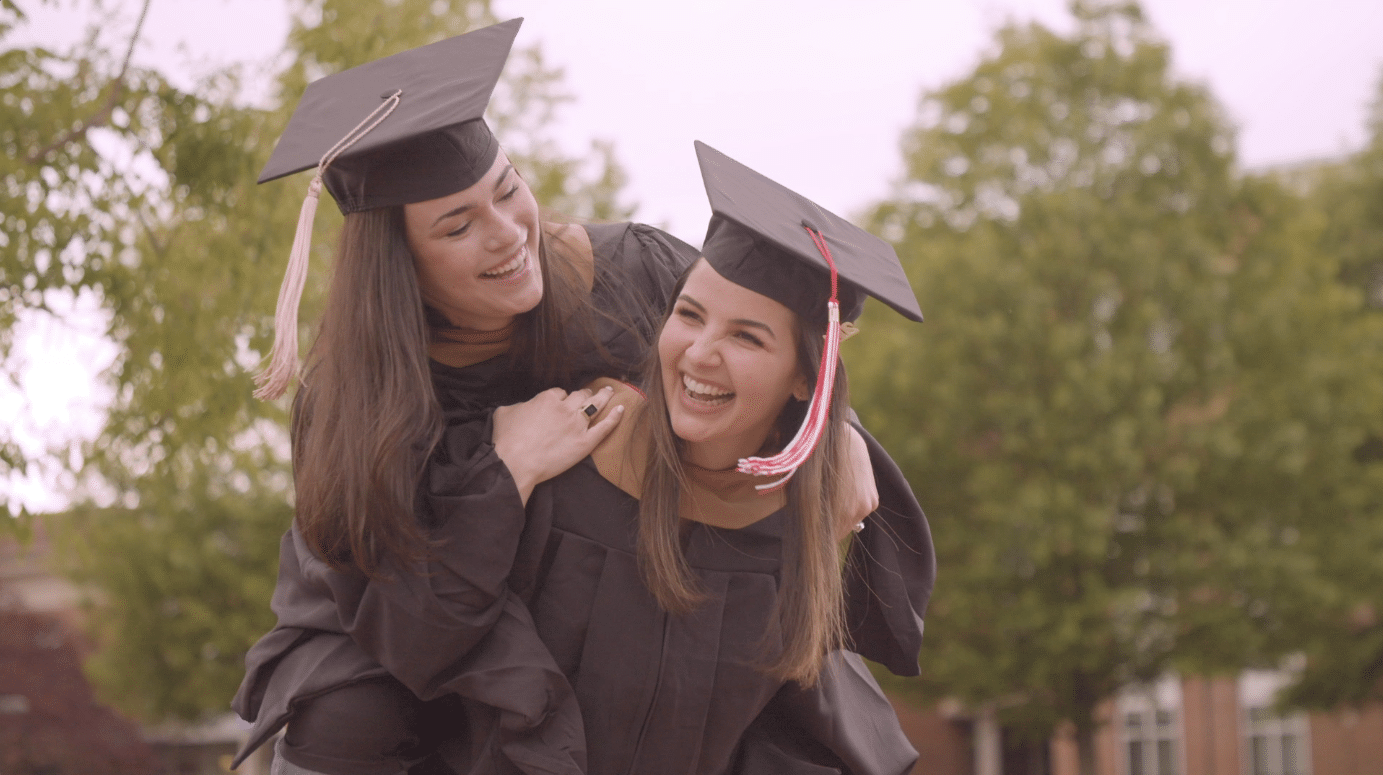 维多利亚·格瓦西在北卡罗来纳州立大学的州长斯科特庭院让玛丽莎·马丁骑在她的背上。