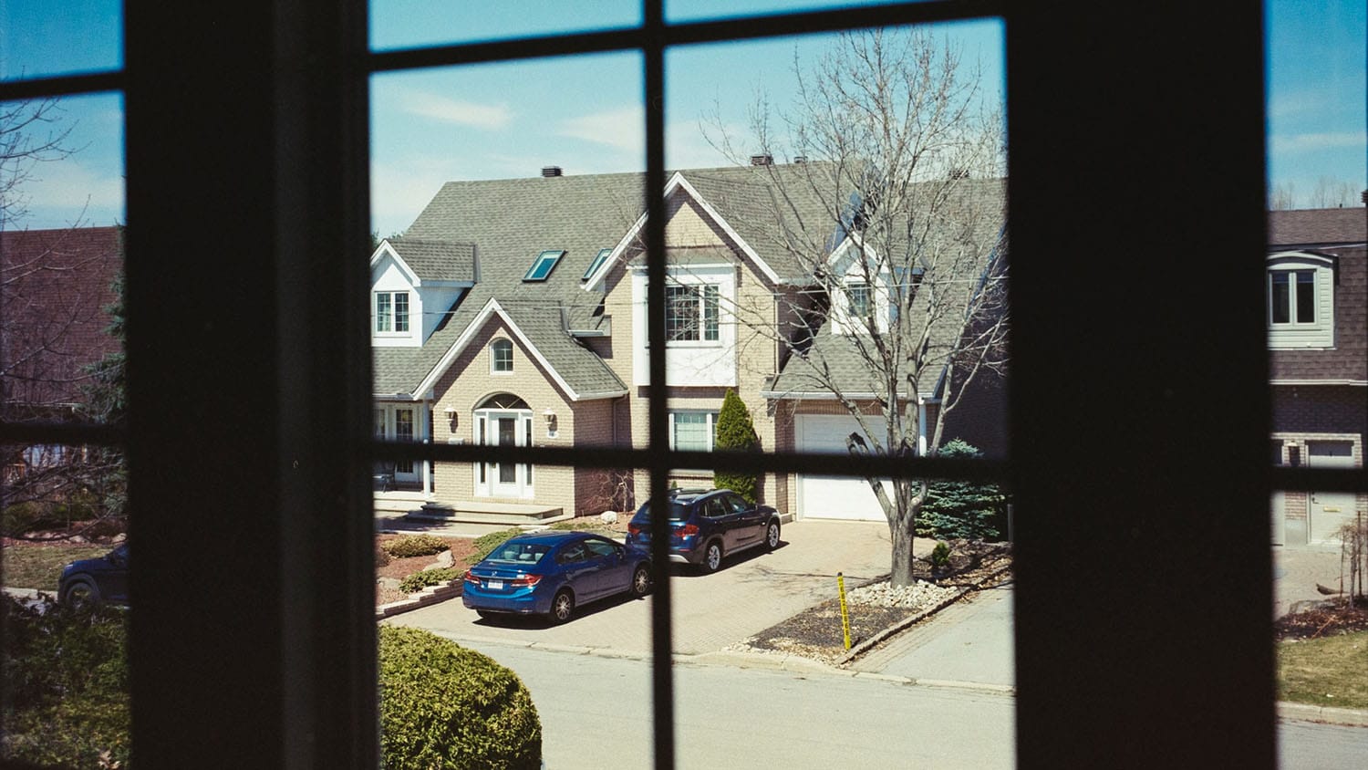 查看郊区街道的从家的一个窗口