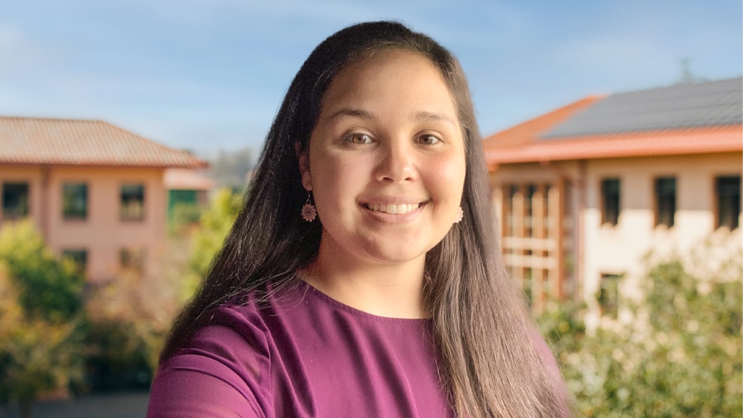 在白色和桃子的karli摩尔在白色和桃子色的大厦