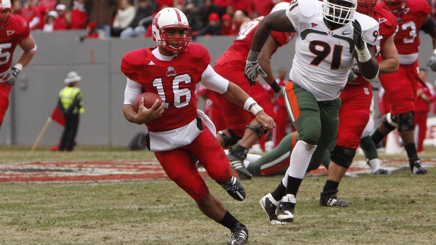 罗素威尔逊在足球比赛期间争抢。